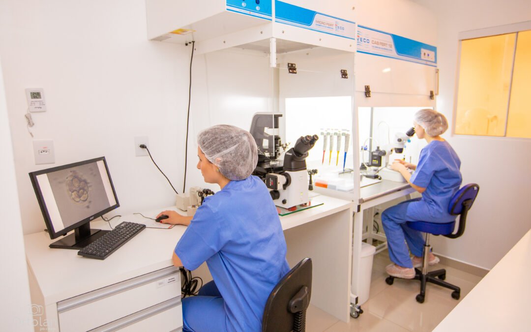 Processo de fertilização in vitro em laboratório especializado